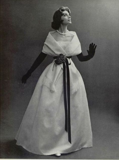 Model wearing an evening gown by Christian Dior, 1956. 50s Chic, 1955 Fashion, Collage People, 1950s Glamour, Vintage Culture, Fashion 60s, Istoria Modei, 50's Fashion, Vogue Vintage