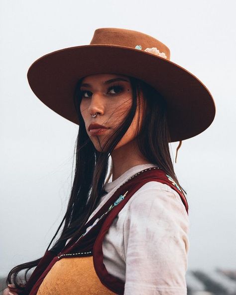 Quannah Chasinghorse (@quannah.rose) • Photos et vidéos Instagram Quannah Chasinghorse, Indigenous Women, Female Pose Reference, Aesthetic People, Native American History, Body Reference, Summer Inspiration, Yesterday And Today, Female Poses