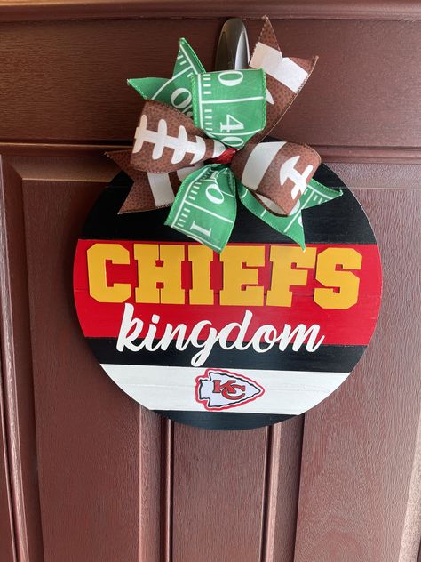 Chiefs Door Hanger, Chiefs Crafts, Football Door Hangers, Wooden Crafts Diy, Christmas Wooden Signs, Door Hangers Diy, Door Signs Diy, Wooden Door Signs, Cricut Craft Room