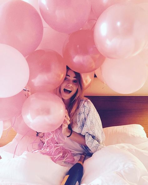 Birthday Balloons Pictures, Gold Room Decor, Photography Ideas At Home, Made Me Smile, Cute Birthday Pictures, Hollywood Party, Suki Waterhouse, Pink Balloons, Birthday Pictures