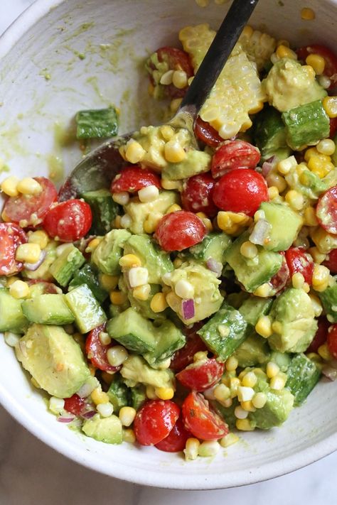 This Corn Tomato Avocado Salad is summer in a bowl! The perfect side dish with anything you're grilling, or double the portion as a main dish. Corn Tomato Avocado Salad, Tomato Avocado Salad, Plats Ramadan, Corn Avocado, Corn Avocado Salad, Grilled Corn Salad, Avocado Dessert, Plats Healthy, Tomato Avocado