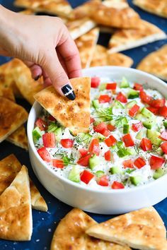 Greek Feta Dip, Summer Dip Recipes, Pane Pita, Salad Appetizer Cups, Feta Dip, Grape Salad, Cold Appetizers, Cheese Appetizers, Appetizer Salads