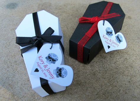 Gothic wedding favors Vampire Valentine, Gothic Food, Gothic Wedding Theme, Vampire Wedding, Dulceros Halloween, Wedding Theme Ideas, Skull Wedding, Goth Wedding, Dark Wedding