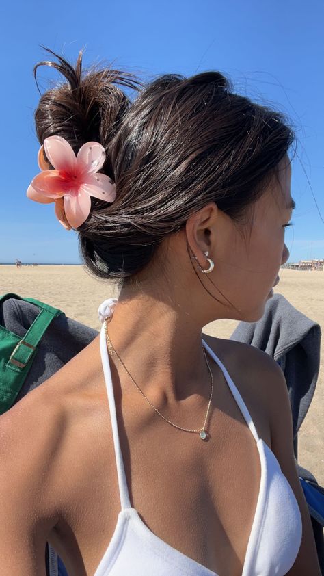 white bathing suit | tan skin | flower claw clip | summer | side profile | summer flix | beach photos | sun | aesthetic claw clip | flower | back | beach hair | summer beach aesthetic Thick Hair Styles Medium, 사진 촬영 포즈, Clip Hairstyles, Flower Hair Clip, Claw Clips, Tan Skin, Flower Clip, Strong Hair, Flower Hair Clips