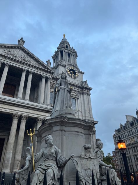 The entrance of Saint Paul’s Cathedral in London. This image of the Queen Anne statue. The sky is a lighblue and the sun is slowly beginning to set. There is a street lamp on. Saint Paul Cathedral London, St. Paul’s Cathedral, London Cathedral, Saint Paul, London Uk, In London, London