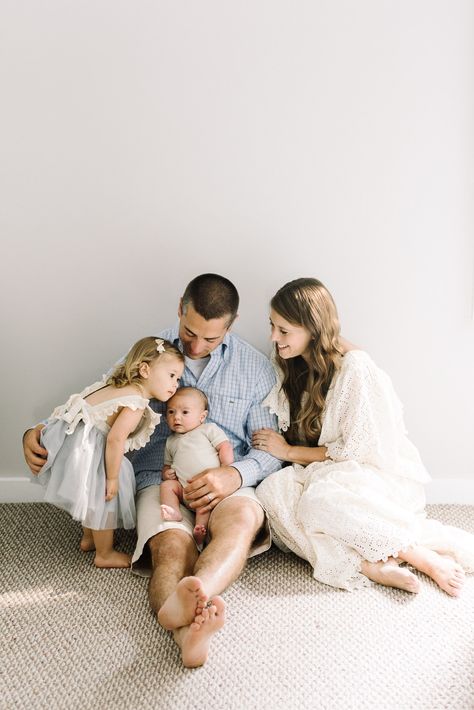 Indoor Family Photos, Newborn Family Pictures, Family Photos With Baby, Foto Newborn, Family Photoshoot Poses, Indoor Family, Newborn Family Photography, Outdoor Family Photography, Newborn Family Photos