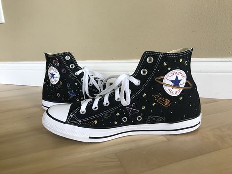 Starry Night Converse, Converse Embroidery Stars, Space Converse, Decorated Converse, Converse Ideas, Diy Converse, Cute Converse Shoes, Converse Design, Sza Singer