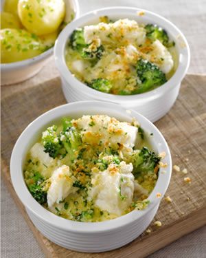 Hake, Broccoli and Cheddar Cheese Bake Hake Fish, Hake Recipes, Broccoli And Cheddar, Banting Recipes, Cheese Bake, Tilapia Recipes, Cauliflower Casserole, Carb Dinner, Healthier Recipes