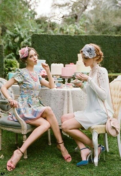 Tea garden party Tea Party Attire, English Tea Party, Mode Editorials, Spring Tea, Party Mode, Vintage Tea Party, Hippie Look, Tea Party Garden, Marie Antoinette