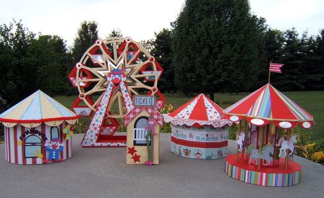 Diy Carnival Booth Cardboard, Popsicle Stick Amusement Park, Carnival Display, Miniature Carnival Diy, Carnival Diorama, Cardboard Carnival, Event Entrance Design, Carnival Horse Carousels, Carousel Birthday Parties