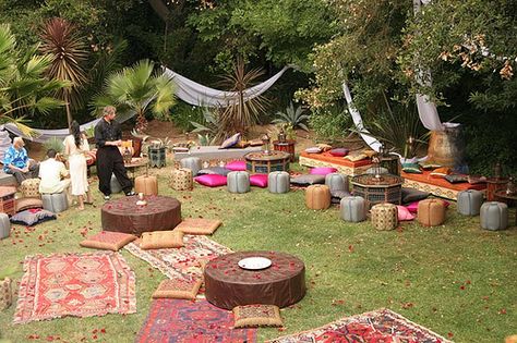 the Bohemian #wedding reception with mismatched rugs, low tables, and tons of seating#letlifeflow#soulflowercontest Boho Garden Party, Moroccan Garden, Moroccan Party, Bohemian Party, Hippie Party, Bohemian Garden, Tafel Decor, Boho Garden, Boho Party