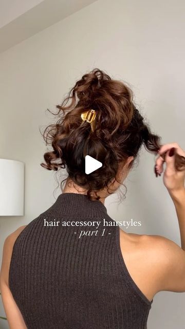 Melissa Frusco on Instagram: "NEW SERIES | hair accessories pt. 1 ✨ I found this mini claw clip at @madewell - they have so many cute gold & silver accessories! would you try this messy claw clip style? #hairstyles #everydayhair #hairstyletutorial #hairtutorial #longhair #curls #waves #wavyhair #curlyhair #curlyhairstyles #longhairstyles #clawclip #schoolhair #workhair #braidstyles #hairinspo #healthyhair #hairgoals #easyhairstyles #easyhairstylesforgirls #clawcliphairstyle #hairaccessories" Mini Claw Clip Hairstyles, Claw Clip Curly Hair, Messy Claw Clip, Claw Clip Hairstyles Curly Hair, 3c Hair, Work Hairstyles, Everyday Hairstyles, Loose Waves, Silver Accessories