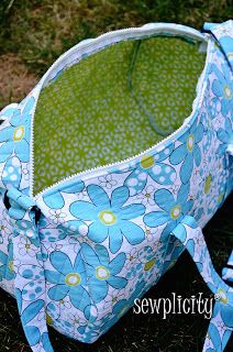 Sewplicity: TUTORIAL: Quilted Duffle Bag Diy Vera Bradley Bag Tutorials, Free Duffle Bag Sewing Patterns, Easy Bag Patterns To Sew, Duffle Bag Tutorial, Mk Outfits, Quilted Duffle Bag, Sew Bags, Sac Diy, Sewing Bags