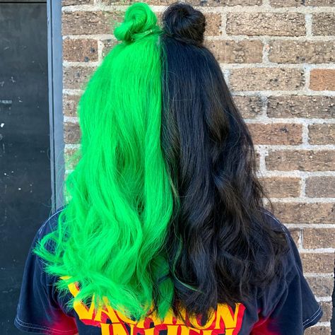 Half and half hair neon green Green And Black Hair, Green And Blue Hair, Vish Kk, Neon Green Hair, Two Color Hair, Half And Half Hair, Split Dye, Split Dyed Hair, Cute Hair Colors