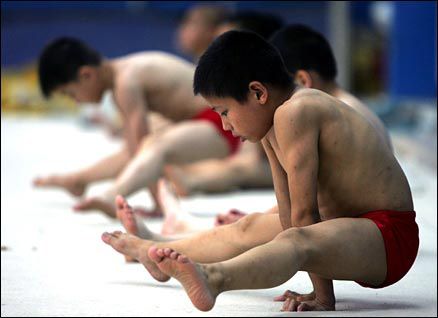 Chinese Boys Practice Floor Exercises During Gymnastics Training At Male Gymnastics, Pommel Horse Mens Gymnastics, Chinese Gymnastics, Bar Brothers, Jake Jarman Gymnast, Horse Vaulting, Gymnastics Stuff, Boys Gymnastics, Japanese Kids