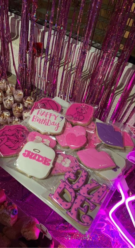 Bratz Party Theme Adults, Y2k 21st Birthday Party Theme, Bratz Y2k Birthday Party, Bratz 21st Birthday, 2000s House Party, Bratz Birthday Party, Bratz Birthday, 2000s Birthday, 2000s Birthday Party