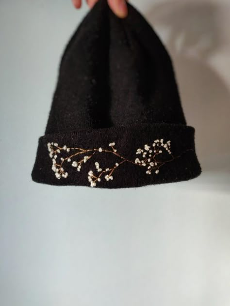 Black Beanie Embroidery, Cool Beanie Designs, Embroidered Beanie Floral, Embroidered Knit Hat, Beanie Embroidery Ideas, Embroidery On Hats, Embroidery Patterns Easy, Beanie Embroidery, Tshirt Embroidery