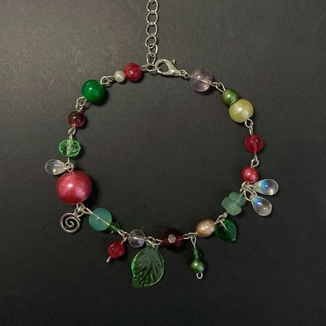 *ੈ✩‧₊• red / green clutter bracelet w dangly charm + bead detail Dangly Bracelets, Clutter Bracelet, Green Charms, Red Charm, Pinterest Diy Crafts, Pinterest Diy, Jewellery Ideas, Diy Stuff, Hand Jewelry