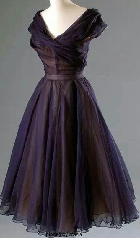 Christian Dior 1950 Dior 1950, Malfoy Family, Detail Couture, Dior Dress, Look Retro, Fashion 1950s, Vintage Couture, 50s Dresses, 1950s Dress