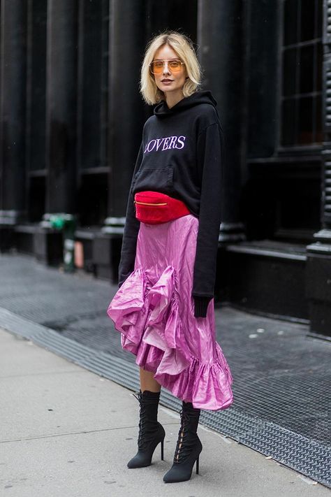 Street Style Spring, New York Fashion Week Street Style, Street Style 2017, Looks Street Style, Street Style Trends, Style Spring, Spring Street Style, Street Look, Winter Trends