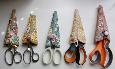 Scissors case,,,ok I really need to make one of these,,,too cute! Scissor Case Pattern, Scissors Case, Purse Sewing Patterns, Hand Sewing Projects, Scissor Case, Sewing Machine Cover, Beginner Sewing, Beginner Sewing Projects Easy, Sewing Purses