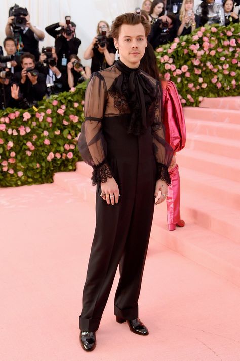 Street Style Celebrities, Harry Styles Met Gala, Harry Styles Gucci, Gucci Outfit, Outfit Designer, Winter Mode Outfits, Met Gala Outfits, Harry Styles Outfit, Harry Styles Hot