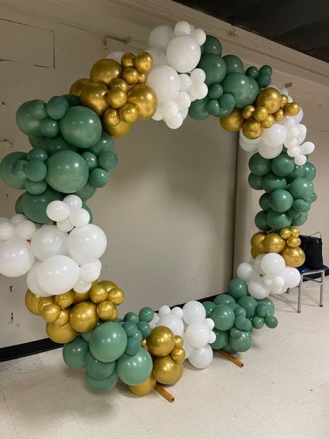 Green And Gold Birthday Cake, Green And Gold Balloon Garland, Balloon Circles, Balloon Garland Green, White And Gold Balloon Garland, White Gold Balloons, Prom Balloons, Pink Birthday Decorations, Gold Balloon Garland