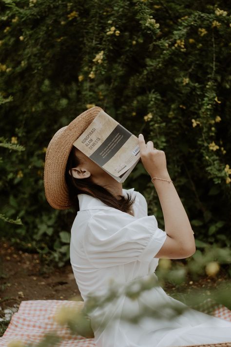 Cottagecore Photoshoot, Picnic Inspiration, Spring Photoshoot, Book Editorial, Nature Photoshoot, Outdoor Portraits, Outdoor Photoshoot, Photoshoot Concept, Photography Poses Women