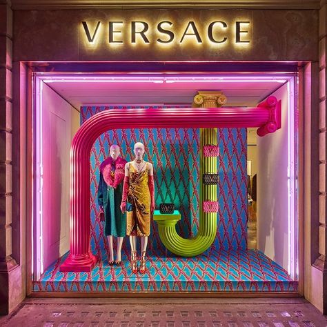 #visual #merchandising #window #display Themed Window Display, Art Window Display, Digital Window Display, Retail Window Display, Fashion Window Display, Illuminated Signage, Window Display Retail, Show Window, Window Display Ideas