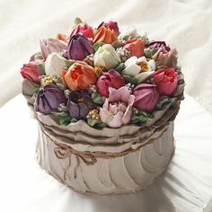 Tulip Cake, Floral Cake Design, Buttercream Flower Cake, Flower Cakes, Spring Cake, Cake Decorating Designs, Buttercream Flowers, Gorgeous Cakes, Floral Cake