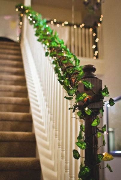 Vines around the stairs with lights. Staircase String Lights, Fairy Lights On Stairs, Stairs With Lights, Stairs Handle, Wedding Stairs, Wedding Staircase, Stairs Covering, Indoor Railing, Vine Decoration