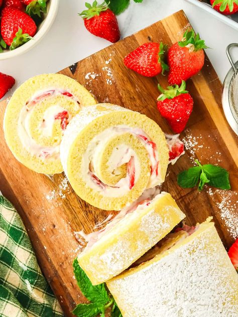 Strawberry Shortcake Roll Recipe, Strawberry Shortcake Roll, Homemade Strawberry Shortcake, Blueberry Dump Cakes, Brownie Desserts, Easy To Make Desserts, Classic Cake, Roll Recipe, Honey Roasted