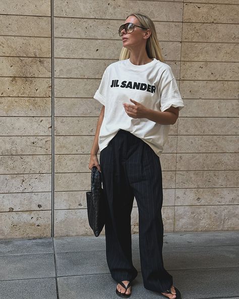 I’ve often said that I don’t like or wear big logos on my clothing. Well, as of today, I guess I’m not so credible anymore. 🫣 But Jil Sander is a different vibe 😅 What do you think, logos? Yes or no? Designer Tshirt Outfit, Jil Sander Outfit, Jil Sander T Shirt Outfit, Streetstyle Summer 2024, Minimal Casual Outfit, Minimal Summer Outfit, Oversize Outfit, Fits Inspiration, What Should I Wear Today