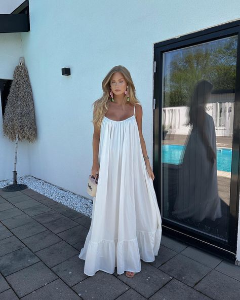 💌 advertisement @toelle.se | Tova Elneskog (@tovaelneskog) on Instagram White Linen Dress Outfit, All White Summer Outfits, White Summer Dress Outfit, White Dress Outfit Summer, White Linen Dress Summer, Summer Evening Outfit, Linen Summer Outfits, Summer White Dress, Evening Dress Outfit