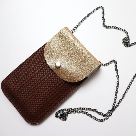 Coudre une pochette pour smartphone - par Le Bazar d'Anne-Charlotte Pochette Diy, Pochette Portable, Leather Scraps, Phone Pouch, Diy Couture, Phone Bag, Beautiful Jewelry, Smartphone, Pouch