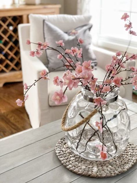 Spring Mantle Decor, Spring Floral Decor, Diy Baskets, Vintage Home Accessories, Spring Centerpiece, Spring Decor Diy, Porch Christmas, Spring Summer Decor, Home Decor Living Room