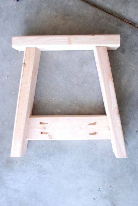 DIY Farmhouse Bench - The Creative Mom Diy Bank, Farmhouse Bench Diy, Diy Wood Bench, Bench Legs, Farmhouse Bench, Creative Mom, Bench Diy, Woodworking Box, Woodworking Patterns