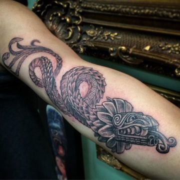 tatuajes de serpiente emplumada de hombres Aztec Snake Tattoo, Aztec Snake, Quetzal Tattoo, Quetzalcoatl Tattoo, Snake Tattoo Meaning, Trash Polka Tattoo Designs, Mayan Tattoos, Polka Tattoo, Serpent Tattoo