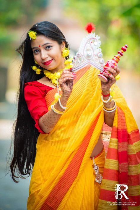 Haldi Outdoor Photoshoot, Haldi Girl, Haldi Photography Ideas, Haldi Look For Bride, Haldi Pose, Haldi Shoot, Bengali Marriage, Pose Bride, Haldi Poses For Bride