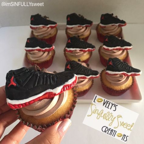 Sneaker Head Birthday Cake, Sneaker Cupcakes, Jordan Cupcakes, Basketball Desserts, Michael Jordan Birthday, Nike Party, Jay Birthday, Jordan Cake, Jordan Birthday