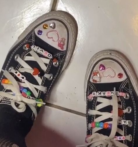 Doodle Shoes, Sharpie Shoes, Alt Shoes, Cute Converse Shoes, Converse Design, Converse Aesthetic, Ways To Lace Shoes, Custom Sneakers Diy, Cute Converse