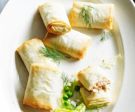 Smoked salmon and ricotta filo hand pies Filo Recipes, Salmon Ricotta, Chicken Hand Pies, Pumpkin Ricotta, Filo Pastry Recipes, Filo Pie, Savoury Mince, Hand Pies Savory, Butter Pastry