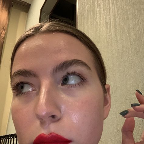 No Makeup Red Lips, Natural Red Lips, French Makeup, Red Lip Makeup, Bold Red Lips, Minimal Makeup, Beauty Inspo, No Makeup, Red Lip