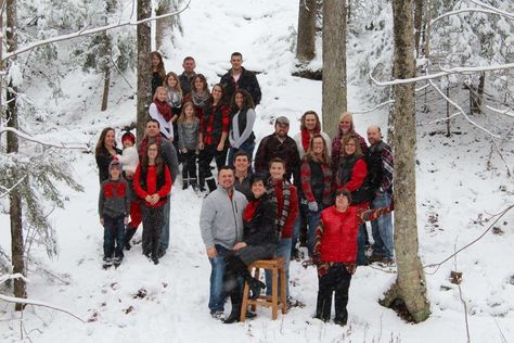 Extended Family Pictures Christmas, Extended Family Christmas Pictures, Snow Family Pictures, Winter Family Pictures, Extended Family Pictures, Fam Pics, Portraits Ideas, Extended Family Photos, Large Family Photos