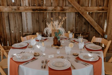 Fall Wedding Tablescapes Round, Terracotta Wedding Table Settings, Wedding Tablescapes Round, Fall Wedding Tablescapes, Wedding Terracotta, Round Wedding Tables, Wedding Table Setup, Country Western Wedding, Color Terracota