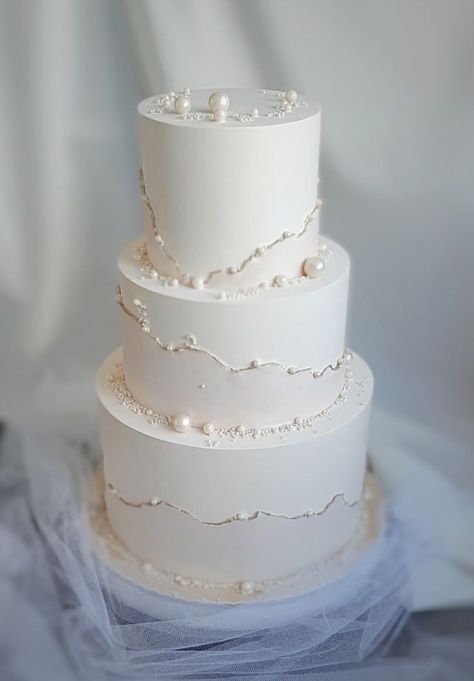 Pearl Cake Design Wedding, Simple Wedding Cake With Pearls, Beachy Wedding Cake, Wedding Cake Designs Elegant Gold, Wedding Cakes Pearls, Modern White Wedding Cake, Wedding Cake With Pearls, Cake With Pearls, Cake For Wedding