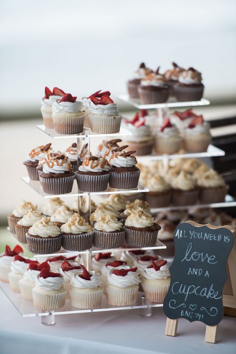 Wedding Cupcake Table, Cupcake Display Ideas, Diy Wedding Cupcakes, Assorted Cupcakes, Wedding Cupcake Display, Cupcake Displays, Cupcake Table, Elegant Cupcakes, Desserts Table