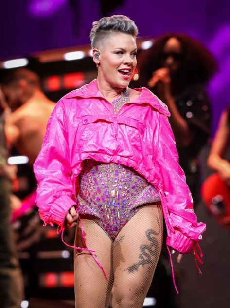 A night of music and thrilling performances from pop star Pink had some extra good news for one particular fan who went into labor just as the singer was performing “Our Song.” Celebrity Kdrama, Celebrity Pfp, Alecia Beth Moore, Celebrity Yearbook, Celebrity Quiz, Pink Singer, Celebrity Quizzes, Celebrity Portraits Drawing, Celebrity Videos