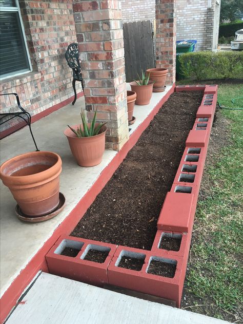 New cinder block flower bed. Cinder Block Garden, Taman Diy, Modern Front Yard, نباتات منزلية, Easy Landscaping, Desain Lanskap, Cinder Block, Garden Edging, Landscaping Tips