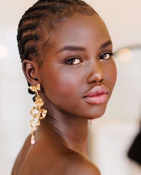 Adut Akech Full Cheeks, Adut Akech, Dark Skin Beauty, Braut Make-up, Dark Skin Women, Makeup For Black Women, African Beauty, Afro Hairstyles, Black Is Beautiful